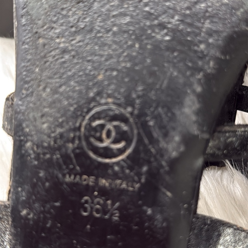 CHANEL Interocking CC Logo T-Strap Sandals - Picture 14 of 16